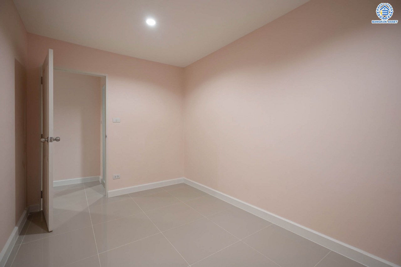 บ้านมือสองตกแต่งใหม่ โครงการ ดอนเมืองวิลล่า2 เพิ่มสิน บ้านแฝดหลังใหญ่ เนื้อที่ 39 ตร.ว. พื้นที่ใช้สอยเยอะถึง 240 ตร.ม. ฟังก์ชัน 3 ห้องนอน 2 ห้องน้ำ 1 ห้องอเนกประสงค์ จอดรถได้ 2 คัน บนทำเลเดินทางสะดวก เชื่อมต่อถ.สายไหม, ถ.พหลโยธิน ใกล้รถไฟฟ้าสายสีเขียว "สถานีสะพานใหม่" และทางด่วน "ฉลองรัช" รายล้อมด้วยสิ่งอำนวยความสะดวกครบครัน